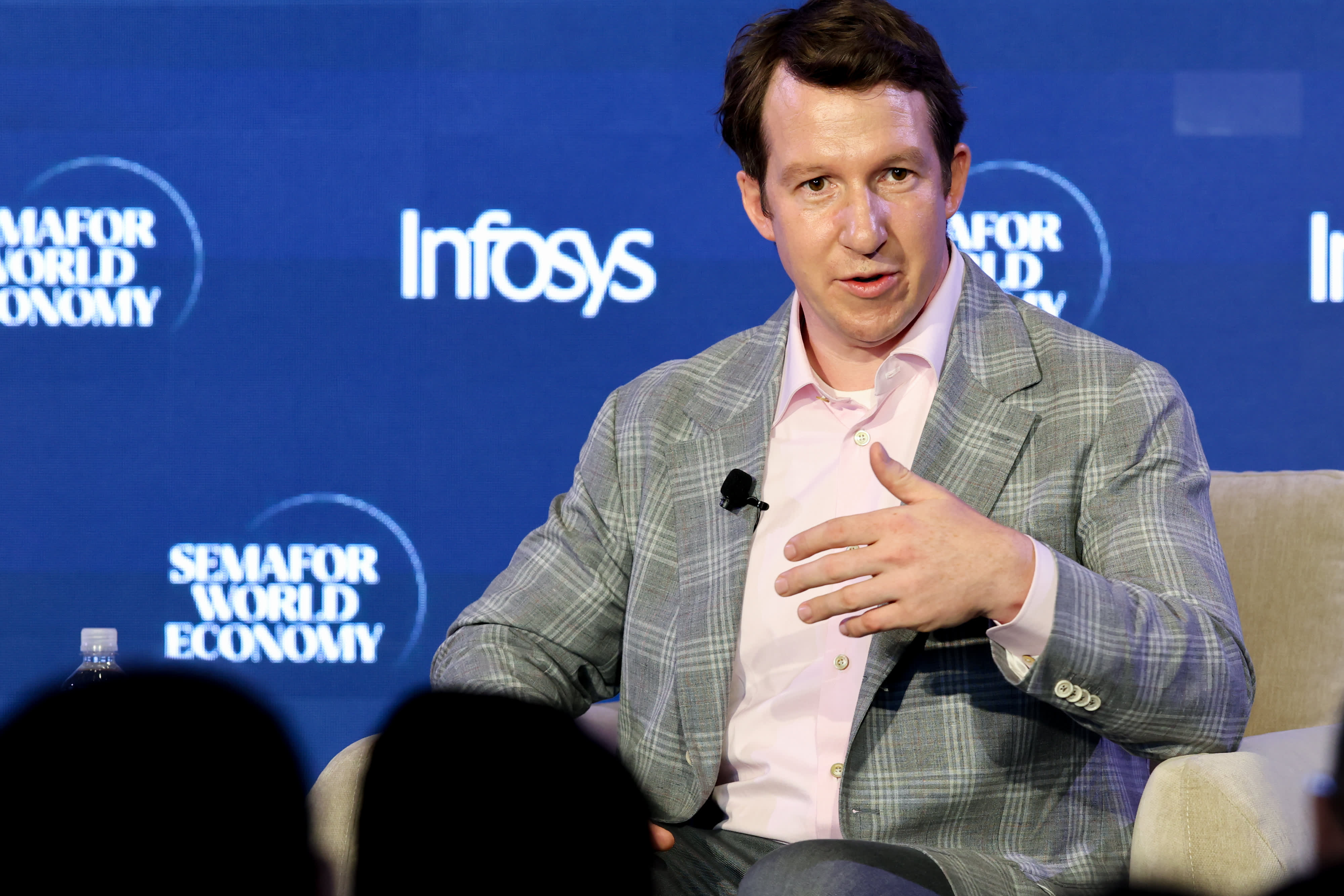 CEO들, AI가 일자리를 '대체' 대신 '증강'할 것이라는 낙관적 전망