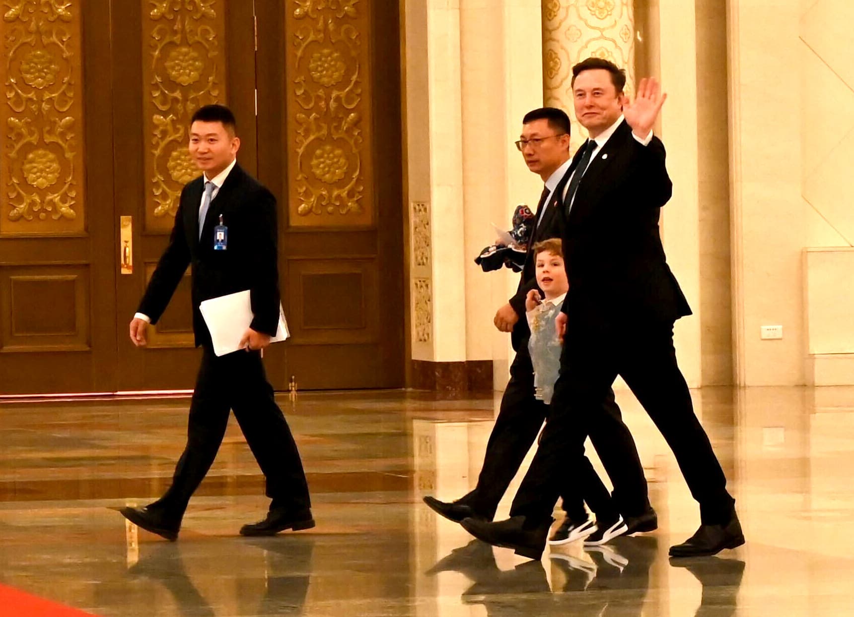 트럼프 대통령 방중 시 일론 머스크, 젠슨 황 등 CEO들의 모습 — 미중 기술 외교의 현장